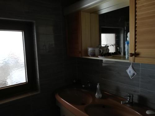 W łazience znajduje się umywalka i lustro. w obiekcie Péringer Udvarház w mieście Mencshely