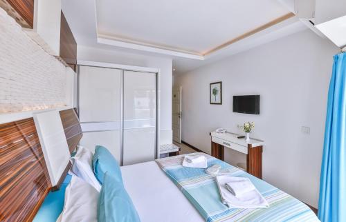 Una cama o camas en una habitación de Hotel Sonne - Adults Only