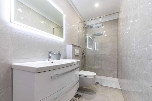 Et badeværelse på Luxury 2 etage apartment with private heated pool