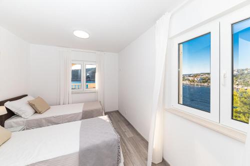 En eller flere senge i et værelse på Luxury 2 etage apartment with private heated pool