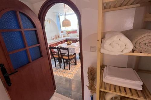 une chambre avec une porte et une salle à manger avec une table dans l'établissement Dar Zohra-At the door of Africa., à Tanger