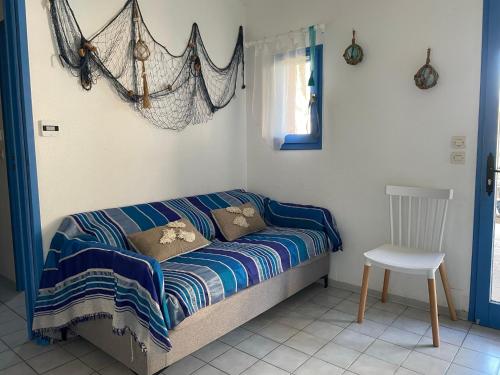 1 dormitorio pequeño con 1 cama y 1 silla en Mas Rose des Vents, en Le Barcarès