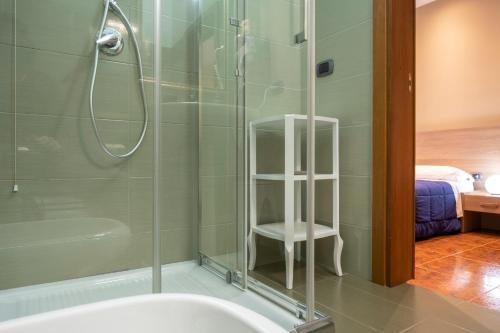 een badkamer met een douche, een toilet en een wastafel bij B&B a due passi dal mare in Caulonia Marina
