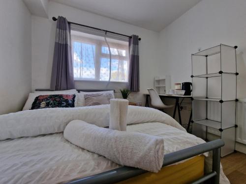 een slaapkamer met een bed, een bureau en een raam bij Nice Living Serviced Accommodations 4 in Coventry