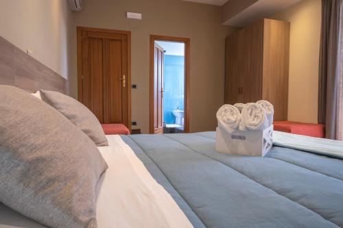 um quarto com uma cama com toalhas em B&B a due passi dal mare em Caulonia Marina