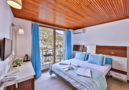 Una cama o camas en una habitación de Hotel Sonne - Adults Only