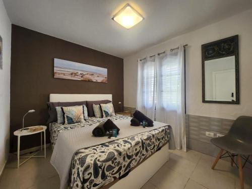 カレタ・デ・フステにあるBungalow Silviaのベッドルーム1室(ベッド1台、テーブル、椅子付)