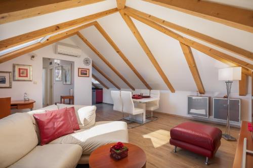 Romantic Attic Apartment