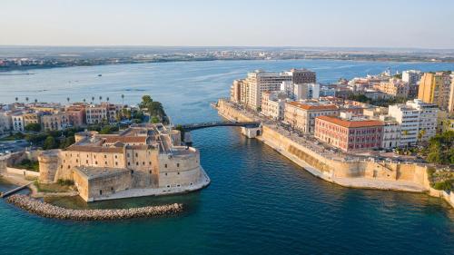 una vista aerea di una città con una nave in acqua di Casa Vacanze VITTORIA a Taranto