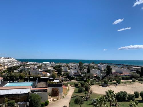 Une ville avec l'océan en arrière-plan dans l'établissement Studio Naturiste SUMMER Port Nature 656, au Cap d'Agde