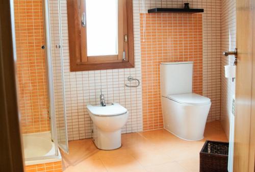 a bathroom with a toilet and a sink at La Jarocha, casa con vistas al mar en Pechón in Pechón
