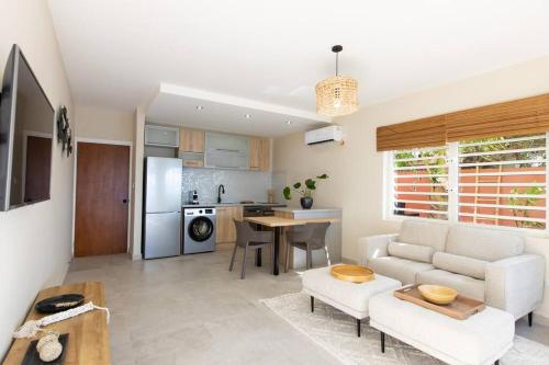 un soggiorno con un divano e un tavolo di Hamaka condo a beachfront retreat on Simpson Bay Beach a Simpson Bay