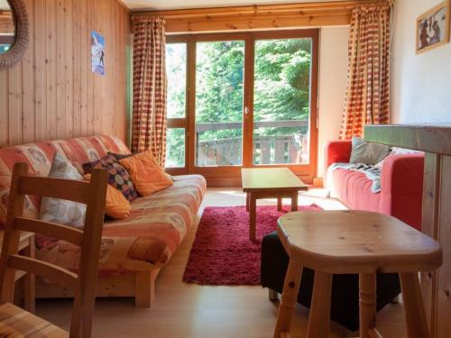 salon z kanapą i stołem w obiekcie Bel appartement à Morzine, 2 chambres, proche centre, 6 pers, balcon, parking - FR-1-524-116 w mieście Morzine