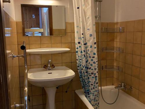 łazienka z umywalką i prysznicem w obiekcie Bel appartement à Morzine, 2 chambres, proche centre, 6 pers, balcon, parking - FR-1-524-116 w mieście Morzine