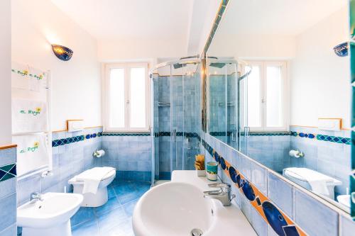 bagno piastrellato blu con lavandino e servizi igienici di Al Borgo Torello a Ravello
