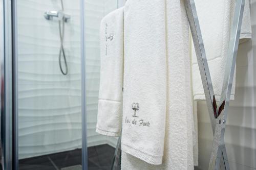 a towel on a rack in a bathroom at Casa Fonte Nova in Nazaré