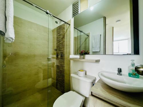 Phòng tắm tại Hermoso apartamento pereira con parking y piscina