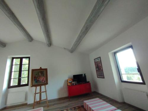 Zimmer mit einer weißen Wand und 2 Fenstern in der Unterkunft Grande Maison Luberon Ventoux in Aurel