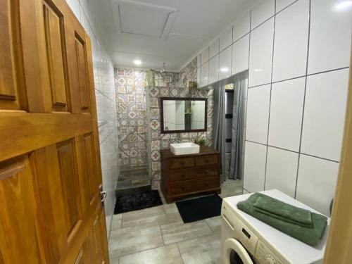 uma casa de banho com um lavatório e um espelho em at 22 Symmonds em Melmoth