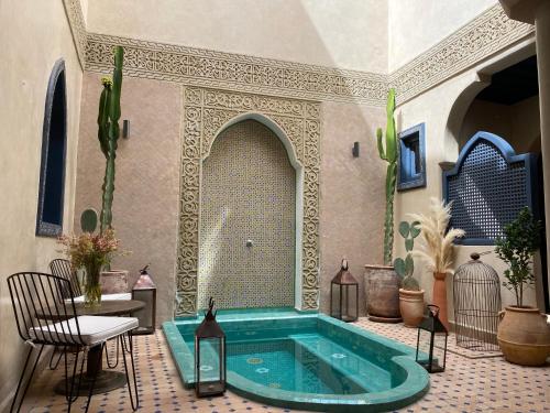 - une grande salle de bains pourvue d'une baignoire dans l'établissement Riad Jonan & Spa, à Marrakech