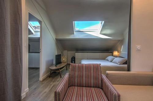 une chambre avec un lit, un canapé et une fenêtre dans l'établissement 9E - Appartement 1 chambre, à Cannes