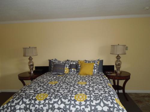 a bedroom with a bed with two tables and two lamps at Tea Garden Lodge in South Lake Tahoe