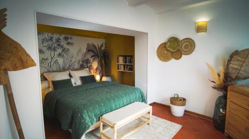 - une chambre avec un lit et un banc dans l'établissement Le Mas Fraissinet, à Saint-Jean-de-Valériscle