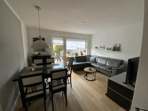 ein Wohnzimmer mit einem Sofa und einem Tisch in der Unterkunft Ferienhaus Hildchen an der Osterheide in Schneverdingen