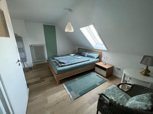 een kleine slaapkamer met een bed en een raam bij Ferienhaus Hildchen an der Osterheide in Schneverdingen
