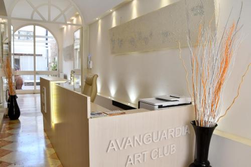 vestíbulo de un club de arte con recepción en Avanguardia Art Club, en Ferrara