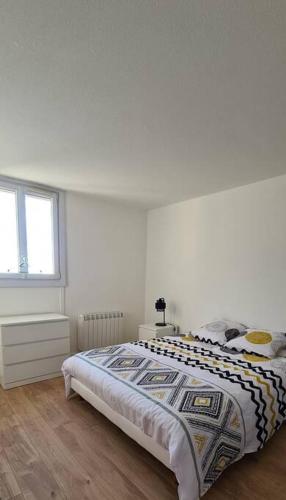 une chambre blanche avec un lit et une fenêtre dans l'établissement Les terrasses de Beausoleil, à Beausoleil