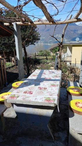 eine Matratze auf einem Tisch im Hof in der Unterkunft Casa Rustica in Magadino