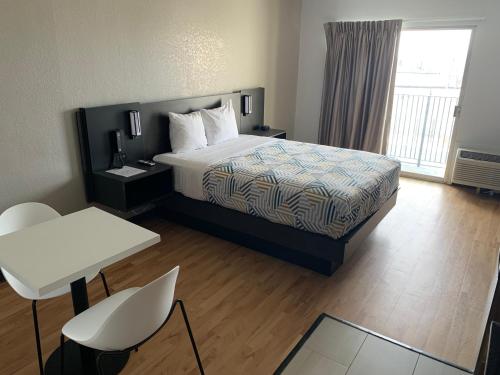 Ein Bett oder Betten in einem Zimmer der Unterkunft Studio 6-Lincoln, NE - Airport