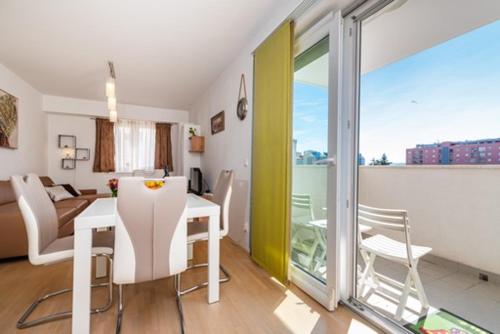 BRIGHT APARTMENT
