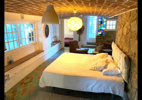 1 dormitorio con 1 cama grande y sala de estar en Costa Maresme Barcelona , Garden Guest House,Relax & Pool, en Cabrils