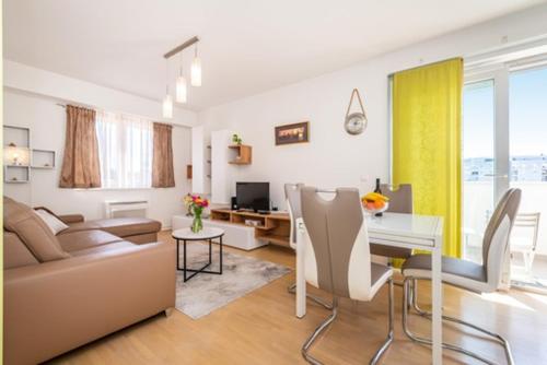 BRIGHT APARTMENT
