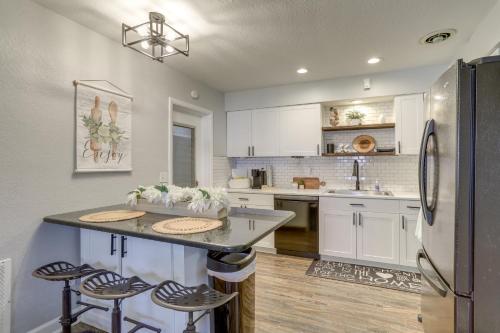 Η κουζίνα ή μικρή κουζίνα στο Pet-Friendly Largo Escape with Fire Pit!