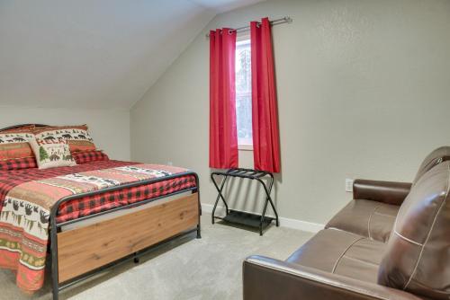 Giường trong phòng chung tại Cozy Soldotna Vacation Rental Near Kenai River!