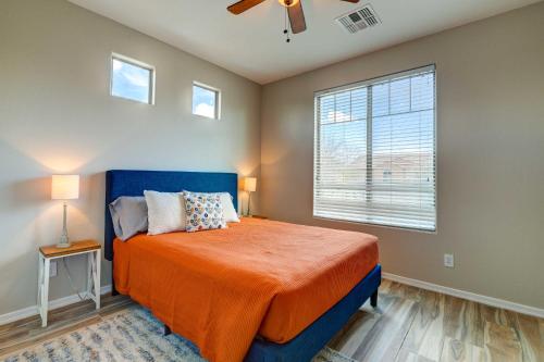 um quarto com uma cama e uma ventoinha de tecto em Updated Gilbert Home with Pool and Community Amenities em Queen Creek