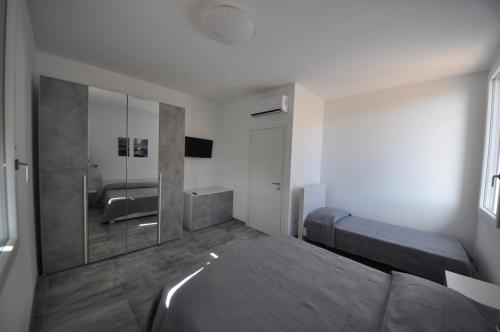 ein Schlafzimmer mit einem Bett und einem großen Spiegel in der Unterkunft Agriturismo Ca du Bega 2 in Arma di Taggia