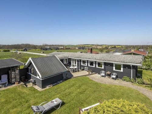 una vista aérea de una casa con patio en Holiday Home Ylvie - 150m from the sea in Funen by Interhome, en Frørup