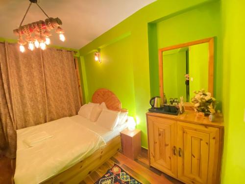 Cama ou camas em um quarto em Attic Monkey Cafe & Rooms