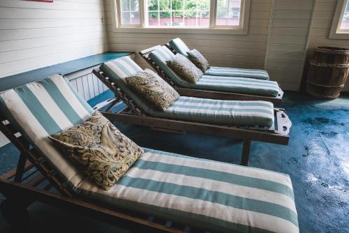 Ein Sitzbereich in der Unterkunft The Common Man Inn, Spa & Lodge