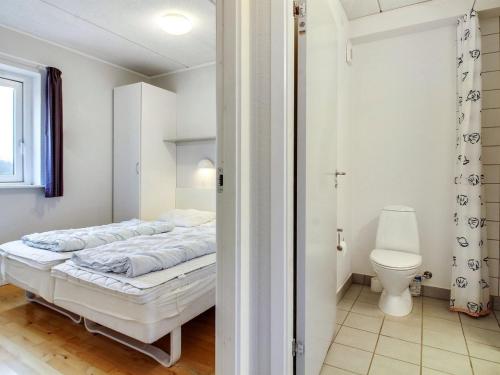 Gulta vai gultas numurā naktsmītnē Apartment Arnulfuer in Western Jutland by Interhome
