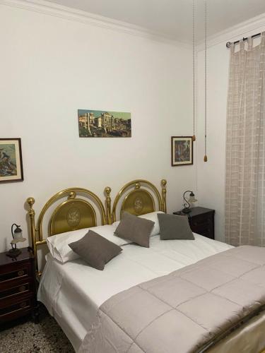 een slaapkamer met een groot wit bed met 2 kussens bij Maria luisa house in Rome