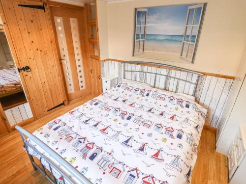 1 dormitorio con 1 cama y vistas al océano en 19 Grace Crescent en Skegness