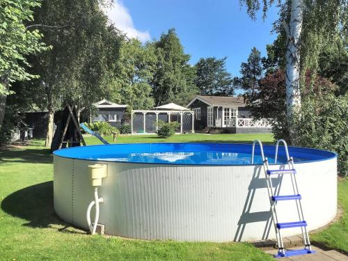 una piscina con una escalera al lado en Holiday Home Jeip - 400m to the inlet in Sealand by Interhome, en Holbæk