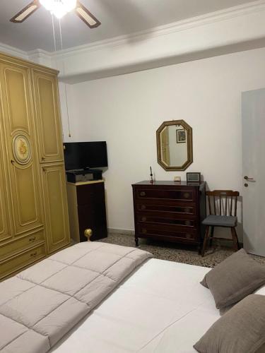 een slaapkamer met een bed, een dressoir en een spiegel bij Maria luisa house in Rome