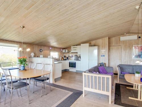 Kuchyň nebo kuchyňský kout v ubytování Holiday Home Benjamina - 530m to the inlet in Western Jutland by Interhome