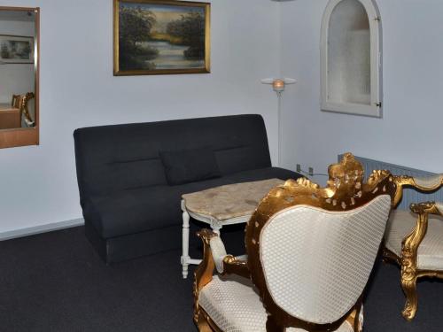 - un salon avec un canapé, une table et des chaises dans l'établissement Apartment Valli - 22km from the sea in Western Jutland by Interhome, à Bredebro